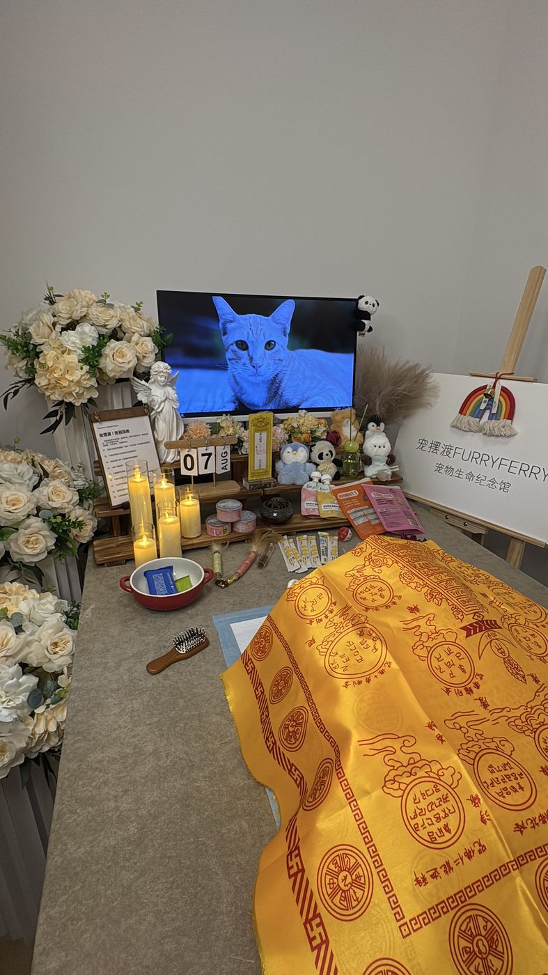 烛光与鲜花组成的温柔告别空间